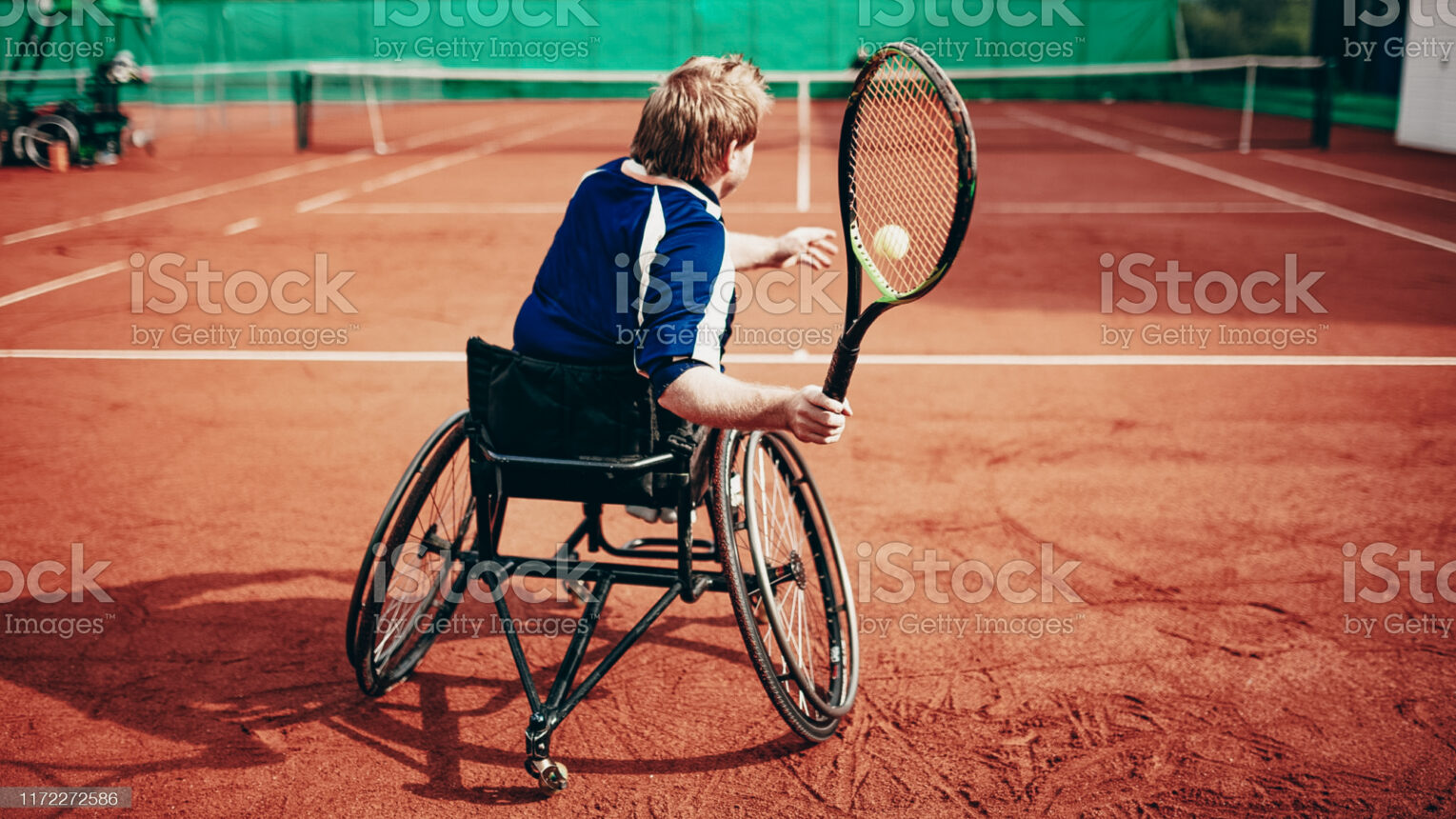 Bild - En rullstolsburen man spelar tennis